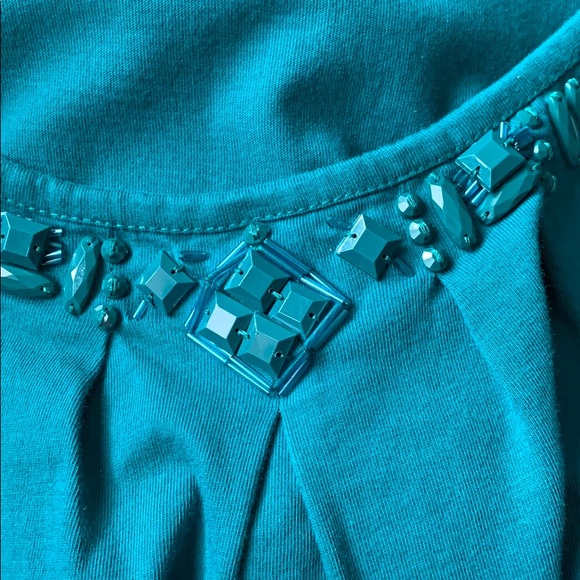 Green stones around U neck - Picture 4 of 4